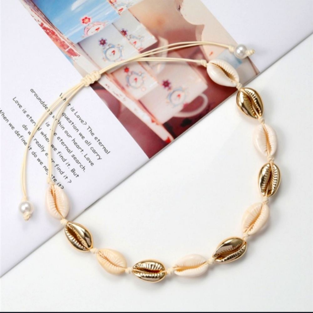 NWOT Cowrie Shell Necklace